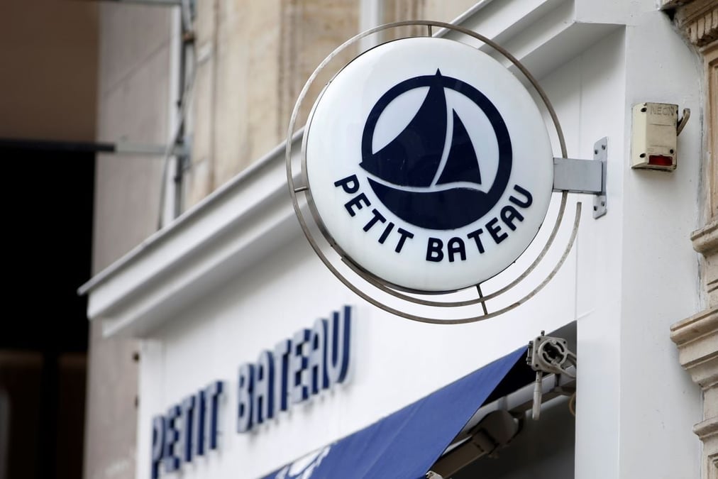 Cet été, les destinées de deux icônes françaises, Petit Bateau et Le Coq Sportif, se sont scellées différemment : l’une a trouvé un repreneur américain promettant de préserver sa production, l’autre a sombré dans la délocalisation et le redressement judiciaire.