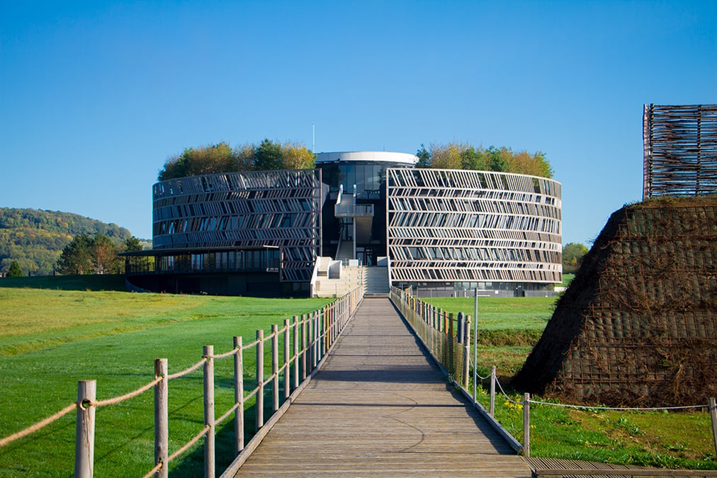 Vu de l'extérieur, l'immense cercle de pierre, de verre et de bois signé de l'architecte Bernard Tschumi pour symboliser le siège de la bataille