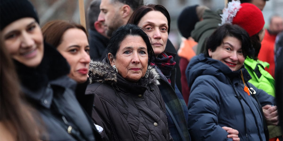Salomé Zourabichvili, la présidente géorgienne, refuse de quitter son poste et a participé à une chaîne humaine à Tbilissi pour dénoncer un coup d'État constitutionnel.