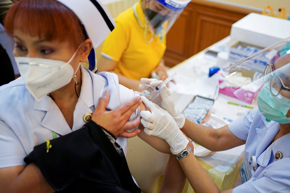 Coronavirus: des soignants thailandais infectes malgre le vaccin sinovac