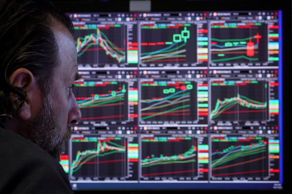Un trader travaille a la bourse de new york (nyse), aux etats-unis