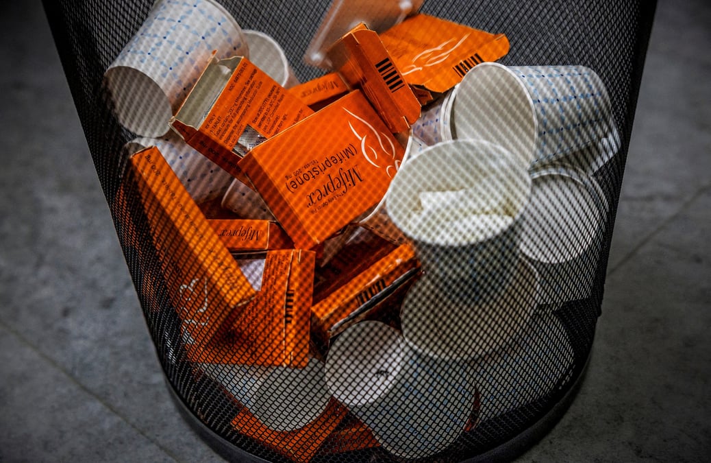 Des boites usagees de la pilule abortive mifepristone dans une poubelle a la clinique alamo women au nouveau-mexique