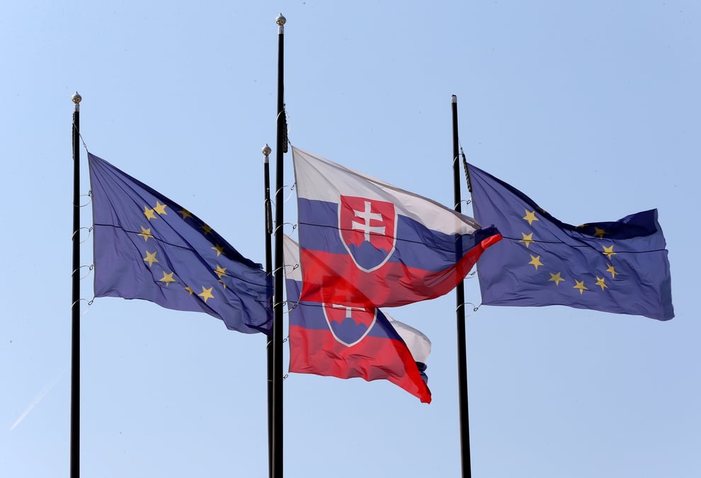Des drapeaux de l'union europeenne et de la slovaquie