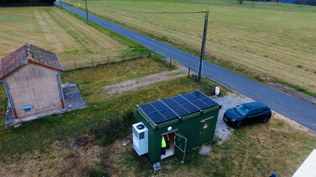 Un répartiteur de fibre optique d'Axione équipé de panneaux photovoltaïques à Flavignac, en Haute-Vienne.