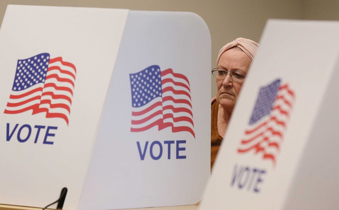 Une femme vote de manière anticipée à l'élection présidentielle américaine dans l'Iowa.