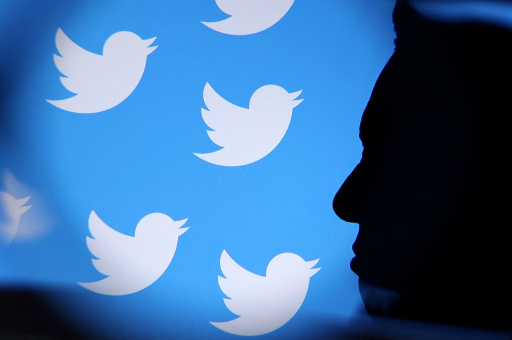 Photo d'elon musk et le logo de twitter