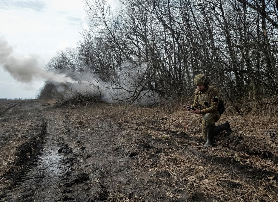 Des soldats ukrainiens tirent un obusier en direction des troupes russes pres de la ligne de front de la ville de bakhmout. /photo prise le 7 avril 2023/reuters/oleksandr klymenko