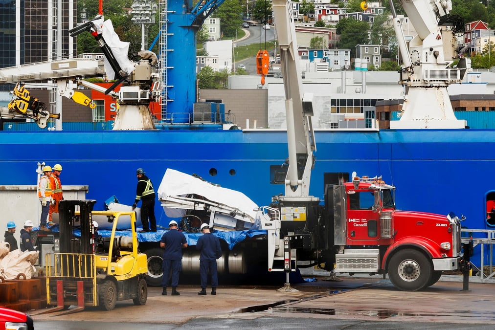 Debris du sous-marin pour touristes titan d'oceangate expeditions sont retournes, dans le port de st. john