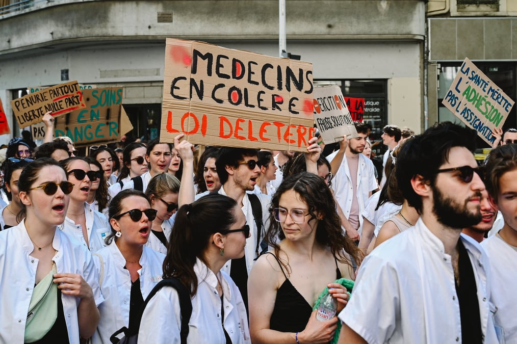 Un quart des étudiants en médecine partiraient à l'étranger et 7 % d'entre eux arrêteraient leurs études si la loi Garot passait.