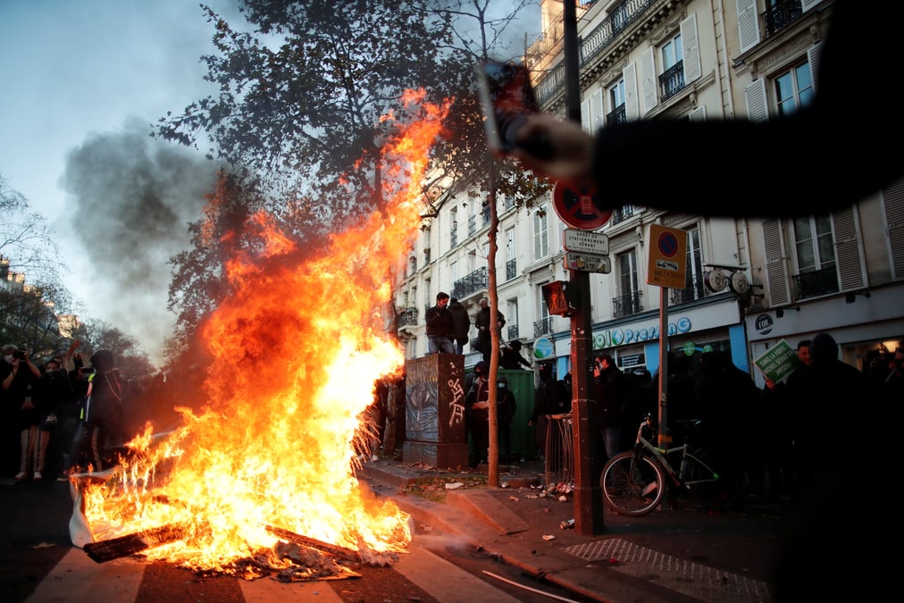 Paris/manifestation: la police tire des gaz lacrymogenes