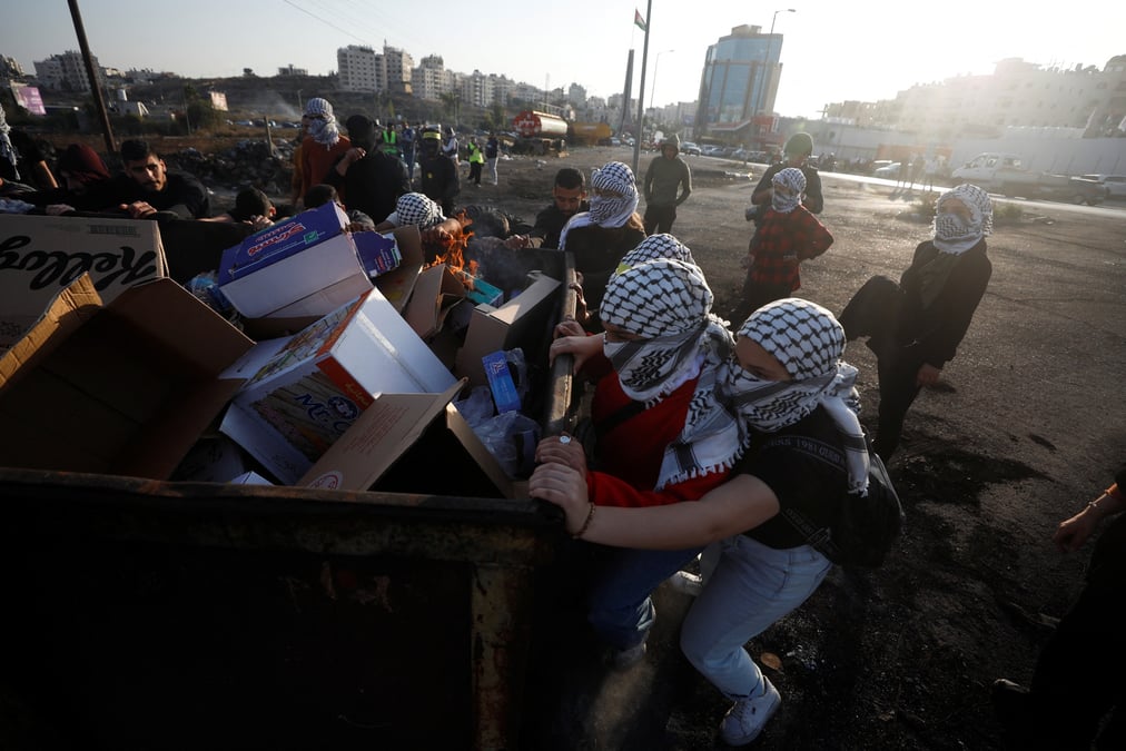 Affrontements entre palestiniens et forces israeliennes lors d'une manifestation pres de ramallah