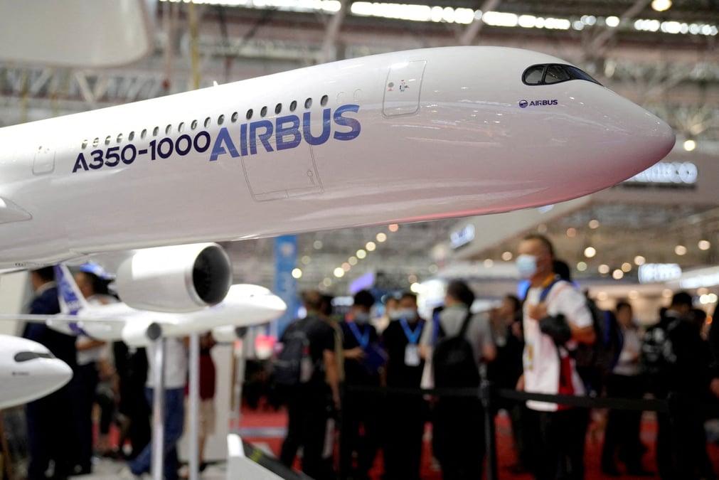 Une maquette d'un avion de ligne airbus a350-1000 est exposee lors du salon international de l'aviation et de l'aerospatiale de chine