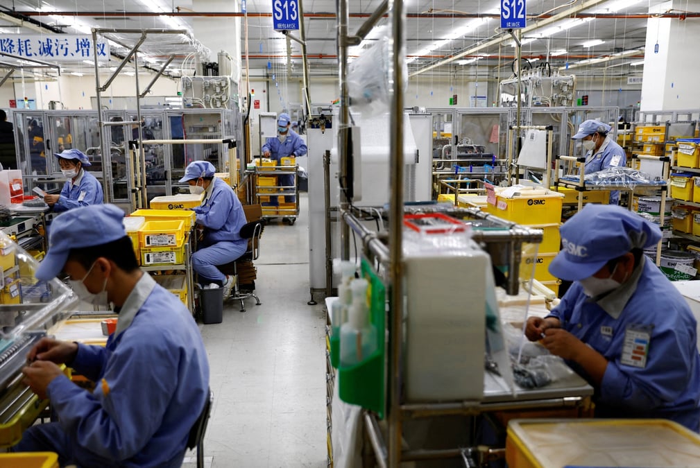 Des employes travaillent dans une usine a pekin, en chine