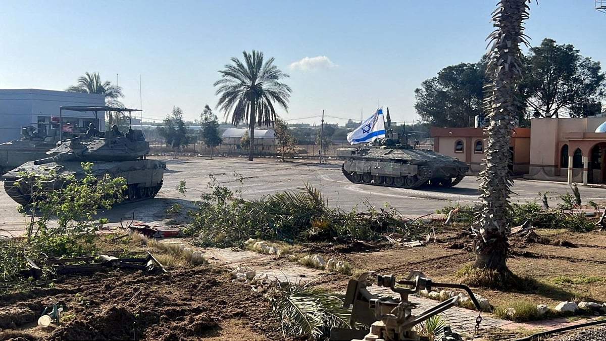 Photo d'archives: des vehicules militaires israeliens operent du cote gazaoui du passage de rafah