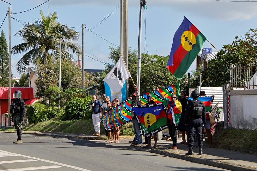 Des manifestants lors de la visite d'emmanuel macron a noumea