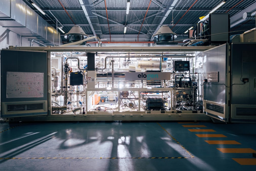 Au sein de la filière de l’hydrogène décarboné, Elogen est l’un des seuls industriels français à utiliser la technologie PEM qui consiste à fabriquer des électrolyseurs à membrane échangeuse de protons.