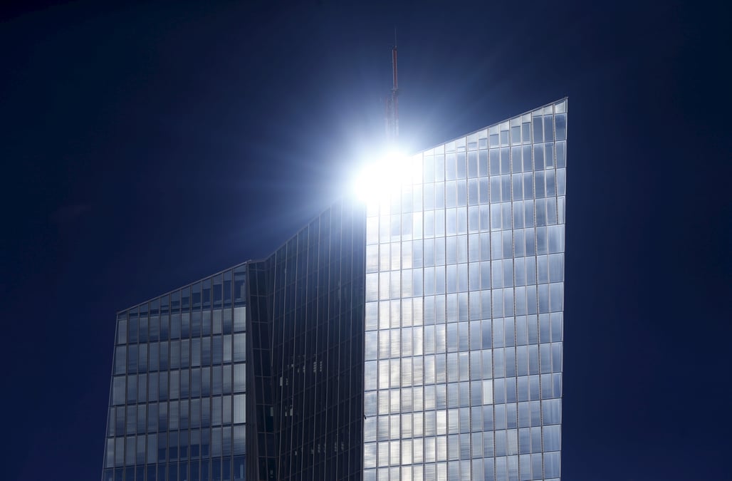 La toute-puissance des banques centrales defiee en grece et en chine