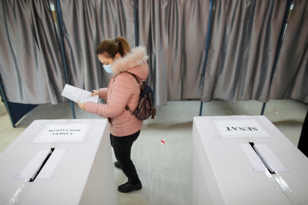 Liberaux et sociaux-democrates au coude-a-coude aux legislatives roumaines
