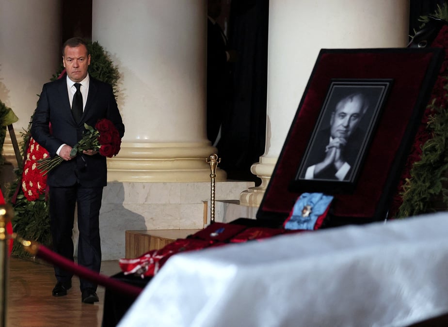 Les russes rendent hommage a gorbatchev, sans poutine