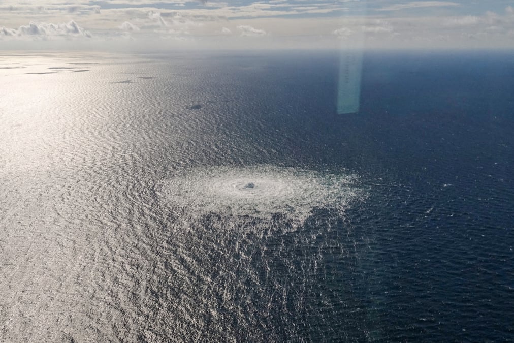Fuite de gaz sur le gazoduc nord stream 2 en mer baltique vue d'un avion f-16 danois