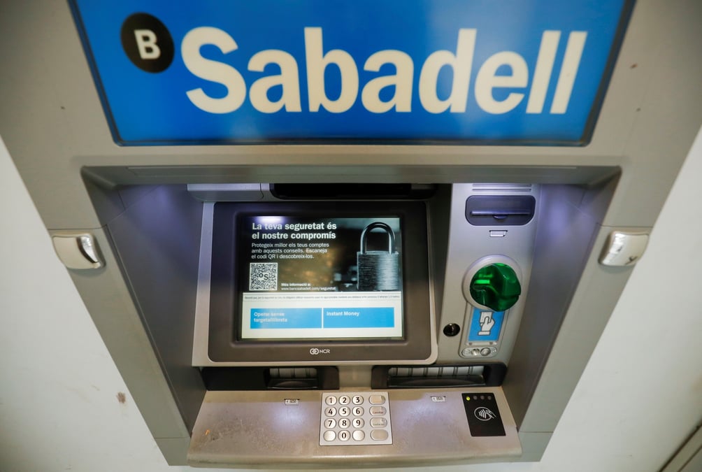 Photo d'archives du logo de sabadell sur un guichet automatique a barcelone