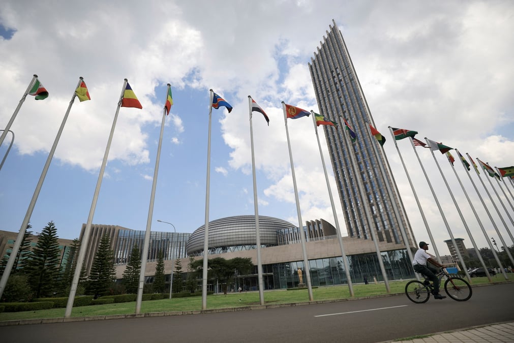 Les drapeaux nationaux des etats membres de l'union africaine (ua) au siege de la commission de l'union africaine (cua) a addis-abeba, en ethiopie