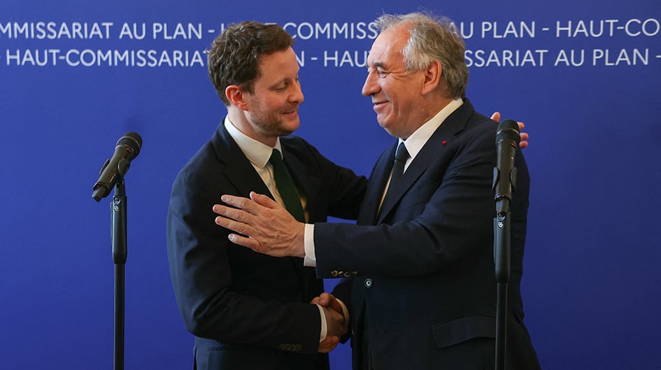 Lors de la passation de pouvoir entre François Bayrou et Clément Beaune, jeudi 6 mars 2025 à Matignon.