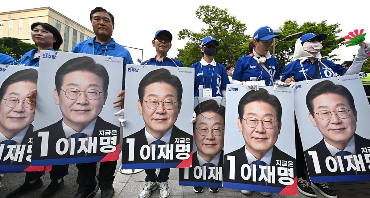 Des supporters du candidat Lee Jae-myung, du parti démocrate, portant des affiches de leur favori à Séoul.