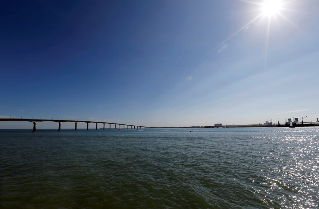 Grande america: la nappe d'hydrocarbures inquiete le maire de la rochelle