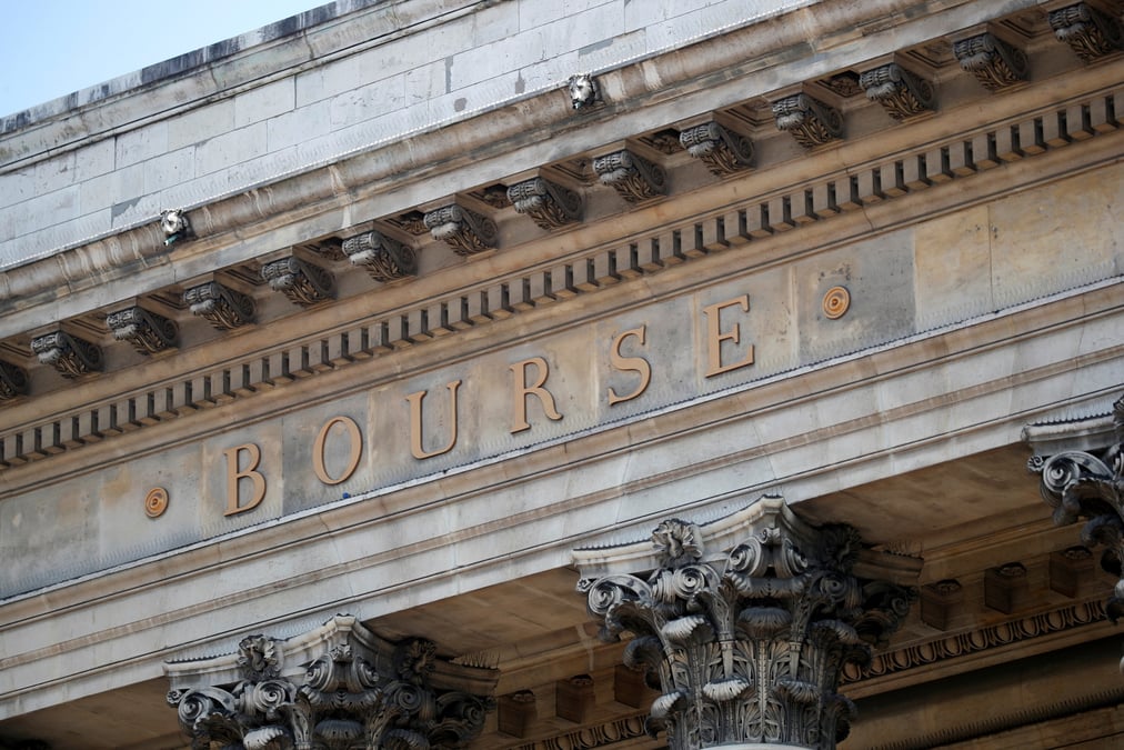 Les bourses europeennes terminent en baisse