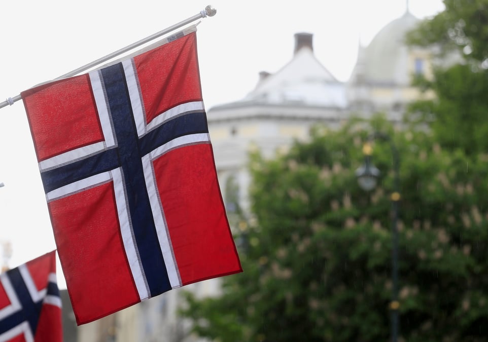 Photo d'archives de drapeaux norvegiens a oslo, norvege