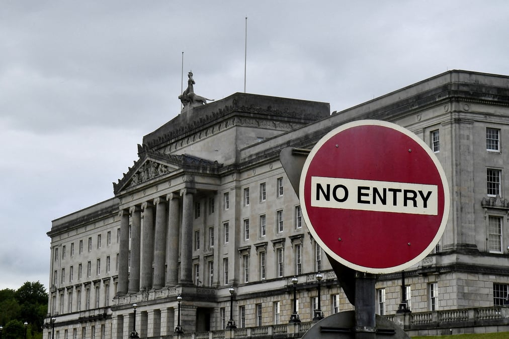 Un panneau d'interdiction d'entree pres des batiments du parlement de stormont a belfast