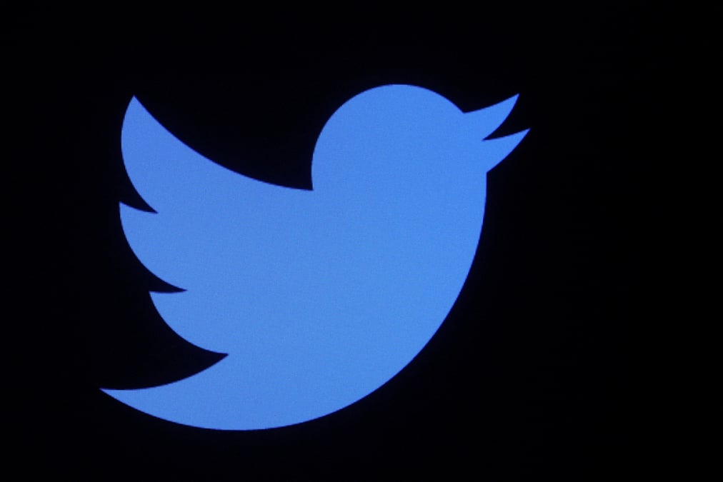 Le logo de twitter est affiche sur un ecran a la bourse de new york (nyse)