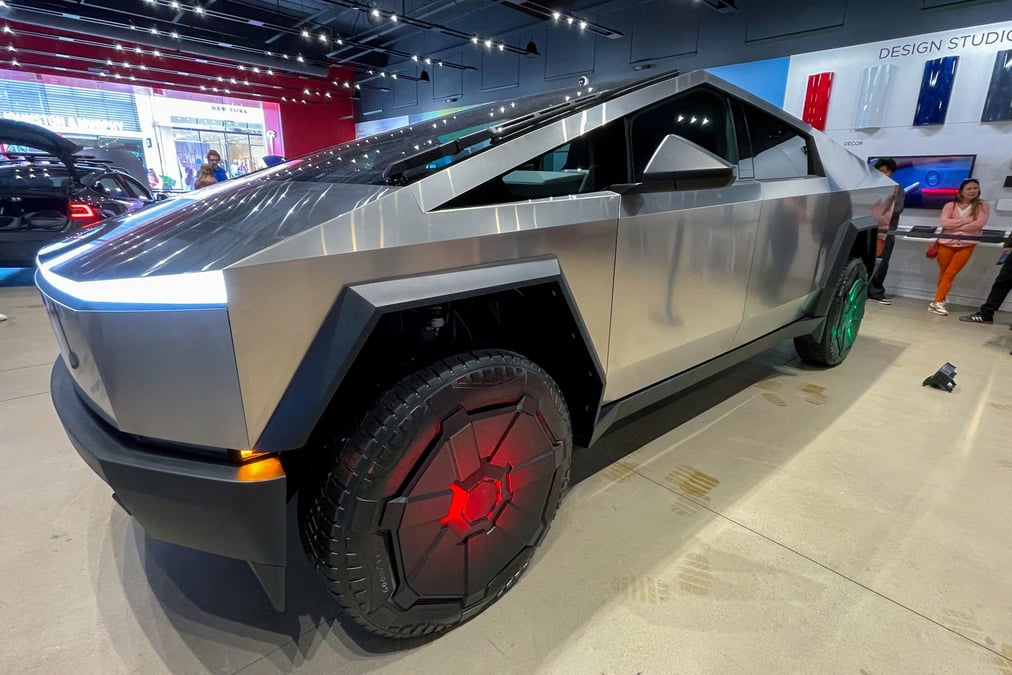 Le nouveau cybertruck de tesla expose dans un magasin tesla a san diego