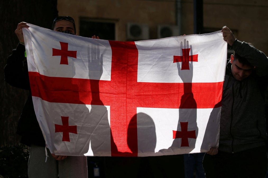 Des militants brandissent un drapeau georgien
