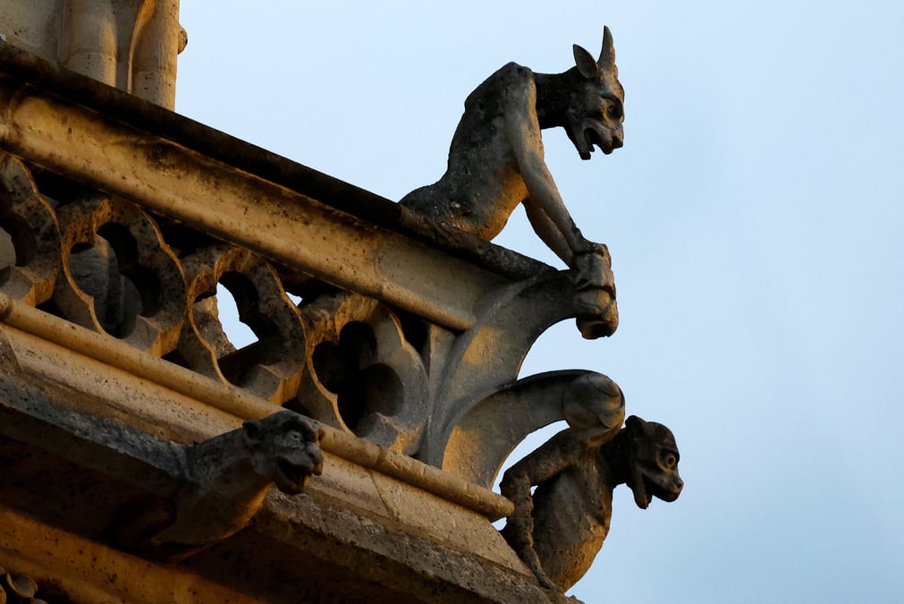 Vue des gargouilles ornant la cathedrale notre-dame de paris, cinq ans et demi apres qu'un incendie a ravage le chef-d'oeuvre gothique, a la veille des ceremonies de reouverture a paris