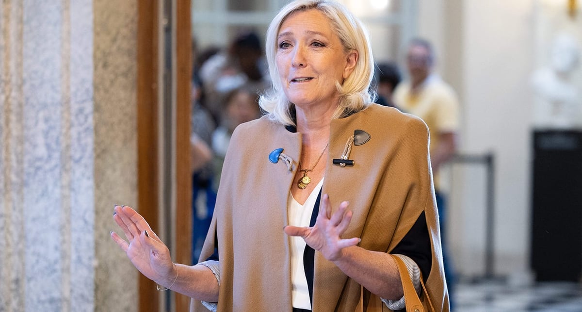 Malgré sa condamnation au mois de mai 2025, Marine Le Pen poursuit son avant-campagne, en s'envolant pour la Nouvelle-Calédonie lundi 26 mai.