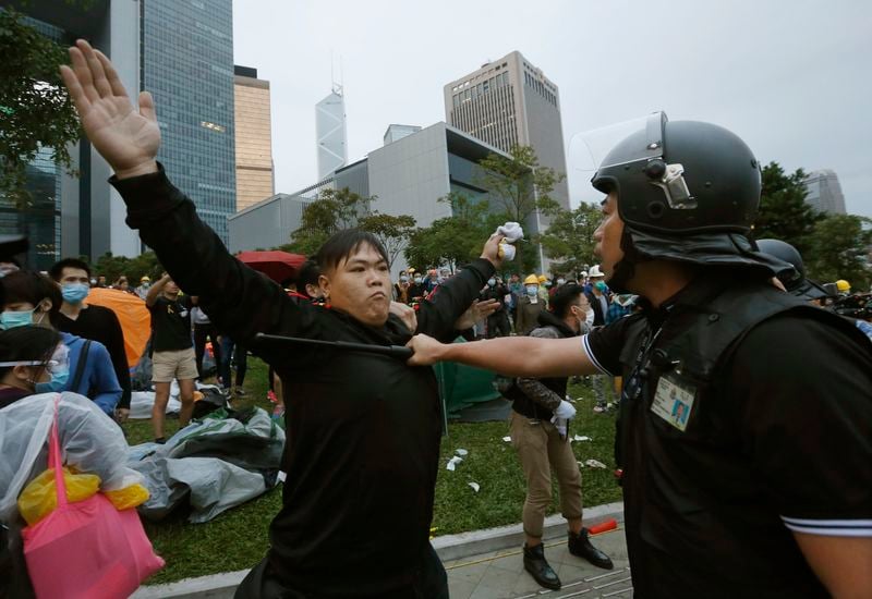 Heurts à Hong Kong, le siège de l'exécutif contraint à fermer
