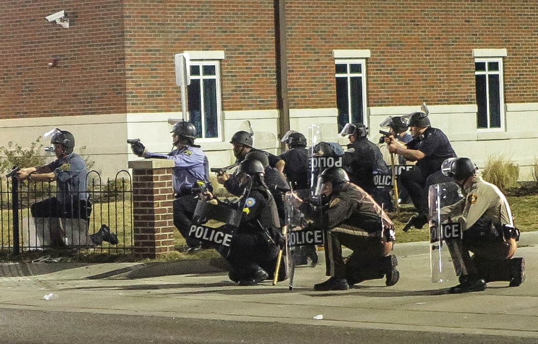 Tensions a ferguson, dans le missouri, apres des tirs sur deux policiers