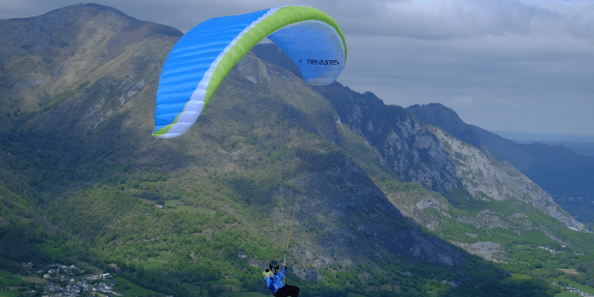 En 2019, l'entreprise a réalisé près de 400 parapentes, parachutes et autres voiles.