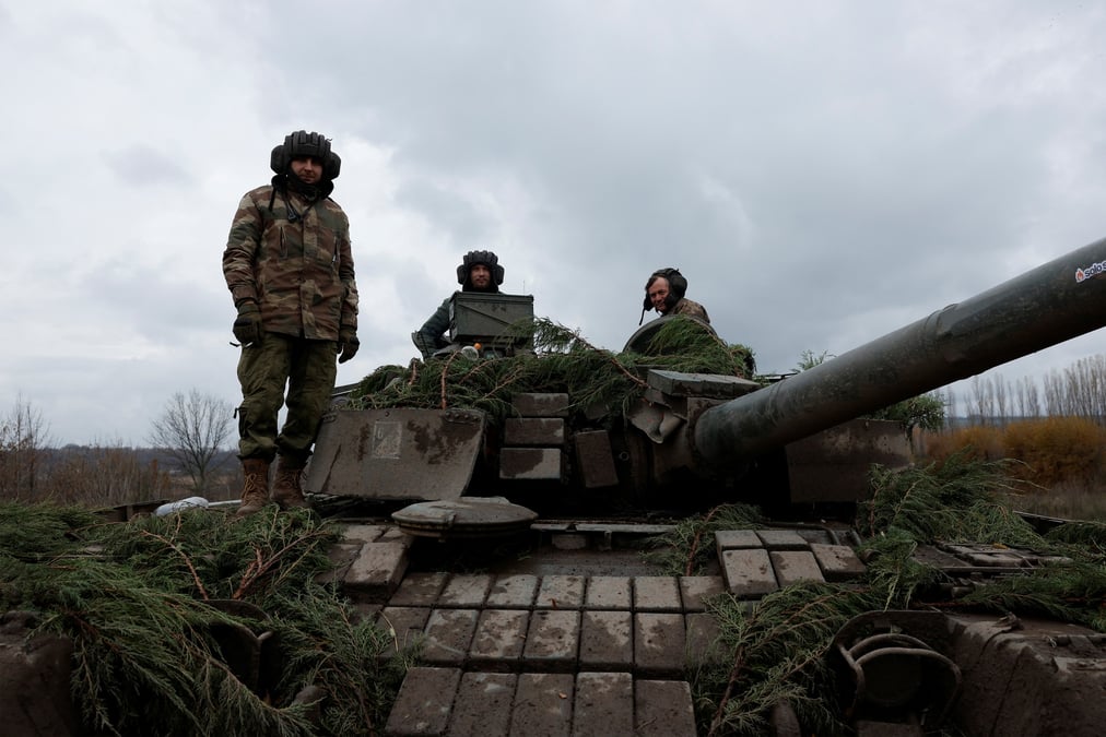 Des soldats ukrainiens et un char t80 capture aux russes dans la region du donbas oriental de bakhmout