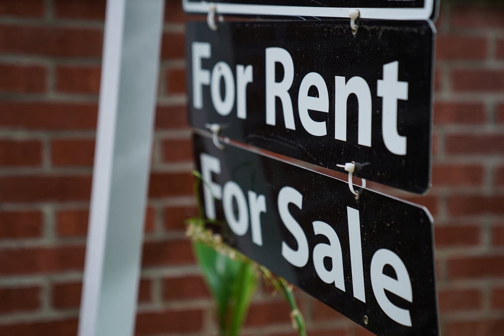 Un panneau "a louer, a vendre" a l'exterieur d'une maison a washington, etats-unis