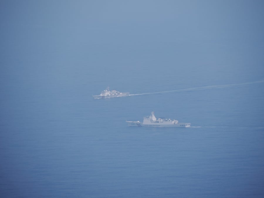 Des navires de garde-cotes chinois sont photographies alors qu'ils naviguent a un endroit non divulgue dans les eaux autour de taiwan
