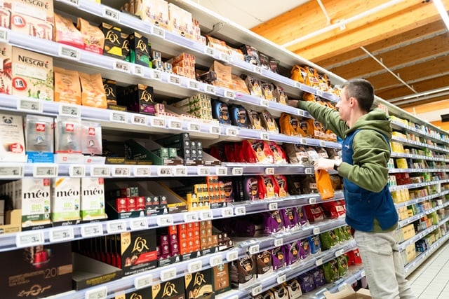 La consommation privée devrait légèrement se redresser en 2025 table l'OCDE.