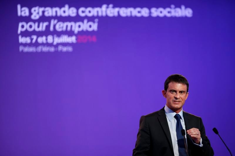 Manuel Valls défend le dialogue social et fustige les postures