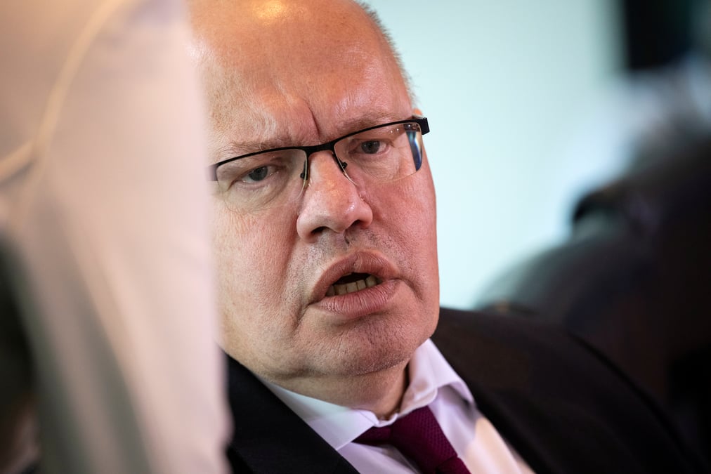 Le ministre allemand de l'economie chute lourdement apres un discours
