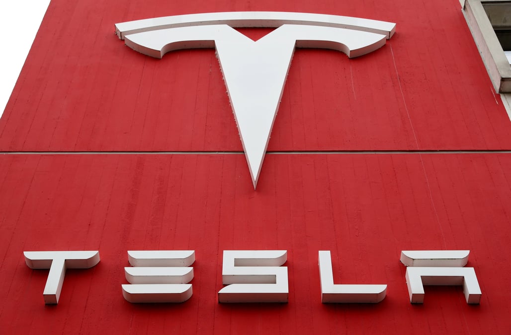 La capitalisation de tesla depasse pour la premiere fois 800 milliards de dollars