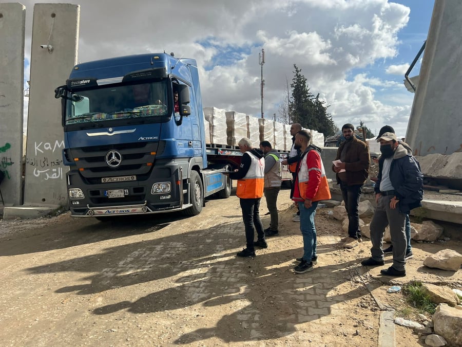 Des camions transportant de l'aide humanitaire entrent a gaza