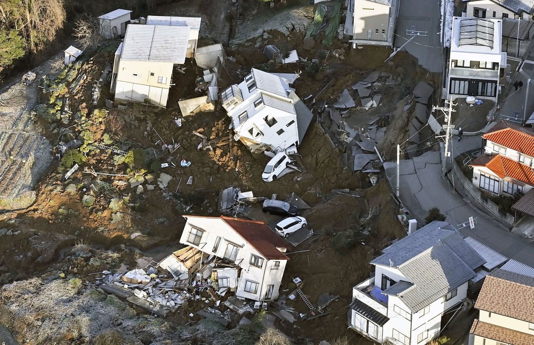 Vue aerienne des maisons, voitures et routes effondrees a la suite d'un tremblement de terre a kanazawa
