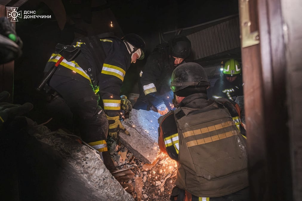 Des pompiers sur le site d'un immeuble touche par un tir de missile russe a myrnohrad, en ukraine